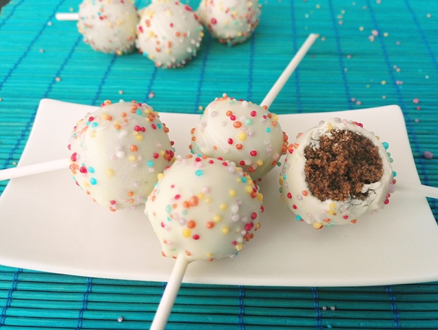 Cake Pops - Acadele din blat aromat cu glazura de ciocolata alba